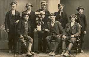 Brīvprātīgie pēc pieteikšanās latviešu strēlnieku bataljonos. Rīga, 1915. gads