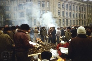 Ugunskurs Doma laukumā Rīgā. 1991. gada janvāris. Fotogrāfs Andris Kazaks. LNVM krājums.