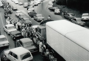 Akcijas “Baltijas ceļš” dalībnieki netālu no Rīgas uz Vidzemes šosejas neilgi pirms sadošanās rokās Baltijas ceļā. 1989. gada 23. augusts. Fotogrāfe Irēna Caunīte. LNVM krājums.